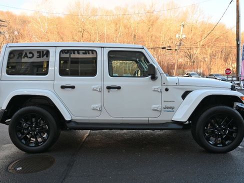 Used 2022 Jeep Wrangler Unlimited Sahara w/ Cold Weather Group image 9