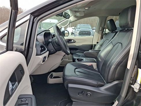 Used 2024 Chrysler Pacifica Touring-L image 13