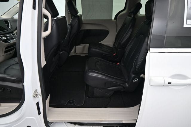 Used 2022 Chrysler Pacifica Touring-L FWD image 17