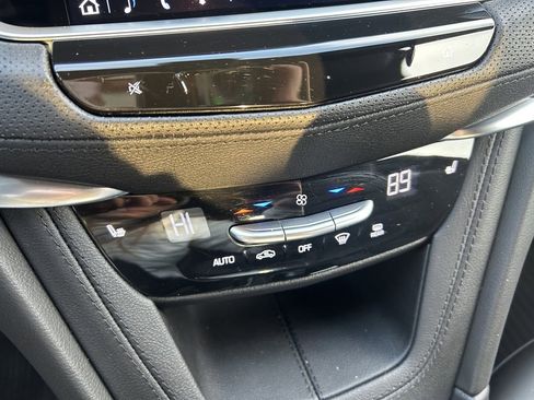 Used 2025 Cadillac XT6 Luxury image 30
