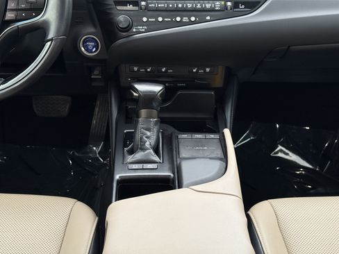 Used 2020 Lexus ES 300h w/ Premium Package image 30