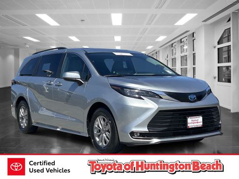 Certified 2025 Toyota Sienna XLE FWD image 1