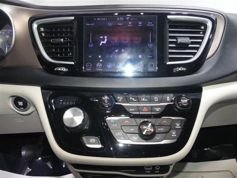 Used 2018 Chrysler Pacifica Touring-L Plus w/ Advanced Safetytec Group FWD image 34