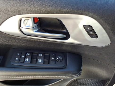 Used 2025 Chrysler Pacifica Limited image 9