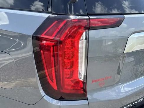 Used 2021 GMC Yukon Denali w/ Denali Premium Package AWD/4WD image 11