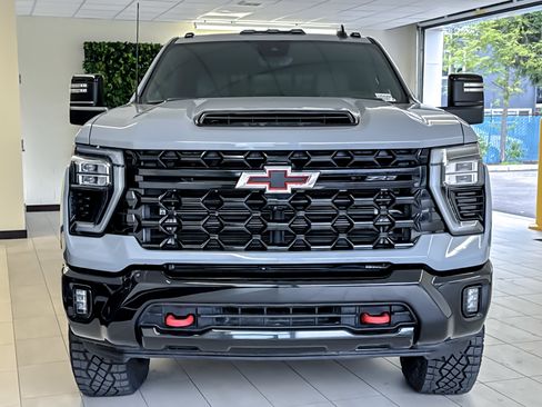 Used 2024 Chevrolet Silverado 2500 ZR2 w/ Technology Package AWD/4WD image 9