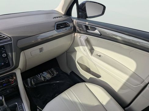 Used 2023 Volkswagen Tiguan SE w/ Panoramic Sunroof Package FWD image 14
