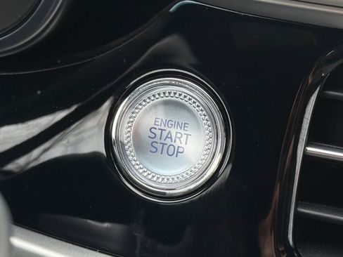 Used 2025 Genesis G70 2.5T image 29