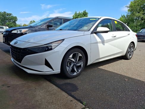 Used 2023 Hyundai Elantra SEL w/ Convenience Package FWD image 2