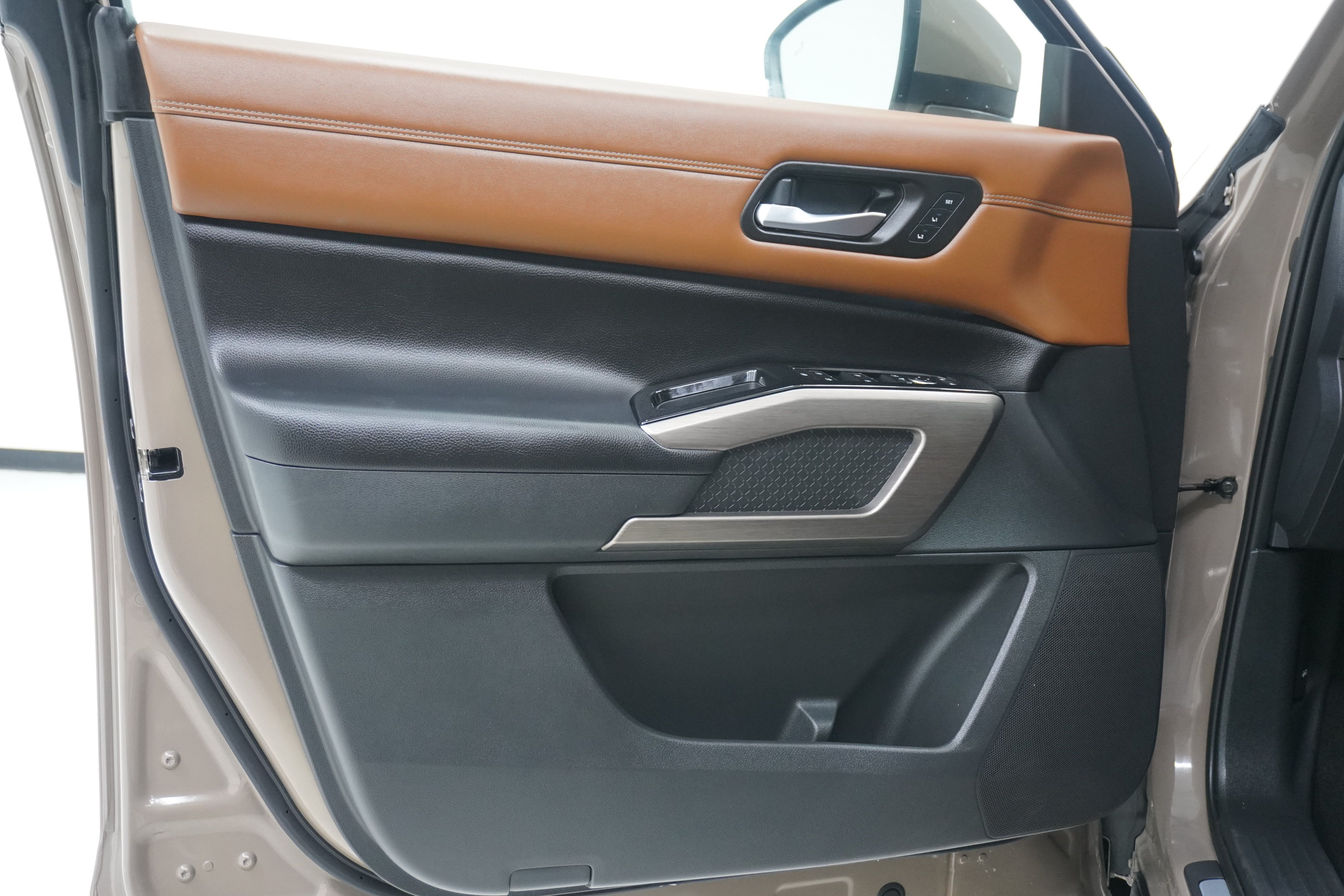 Used 2023 Nissan Pathfinder Platinum FWD image 16