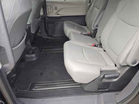 Used 2022 Toyota Sienna XLE FWD image 16