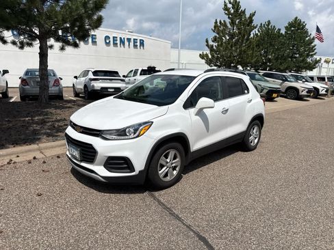Used 2019 Chevrolet Trax LT w/ LT Convenience Package FWD image 3