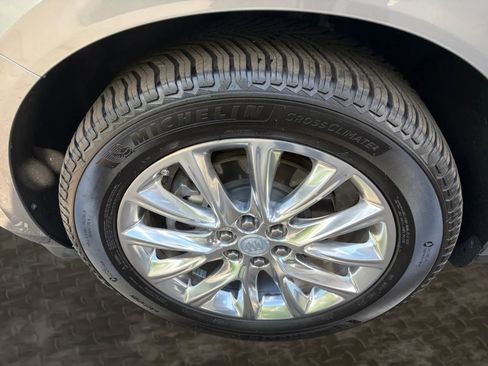 Used 2019 Buick Enclave Essence AWD/4WD image 38
