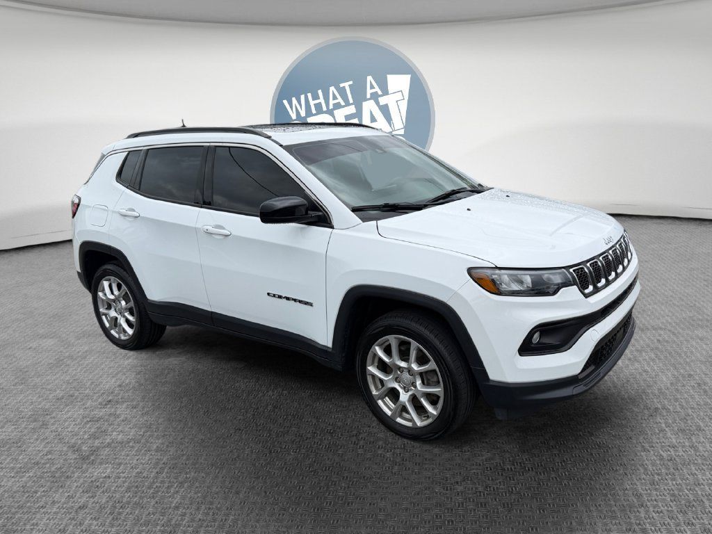 Used 2023 Jeep Compass Latitude w/ Sun and Sound Group AWD/4WD image 1