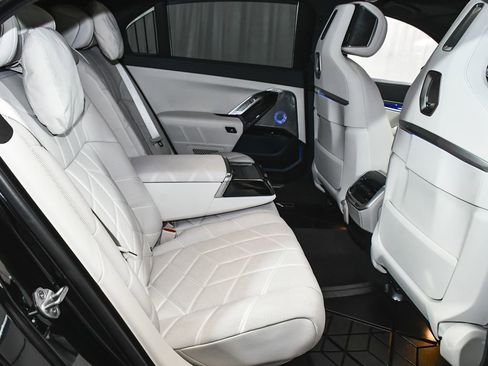 Used 2024 BMW i7 M70 w/ Executive Package AWD/4WD image 62