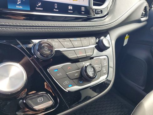 New 2025 Chrysler Pacifica Select FWD image 18