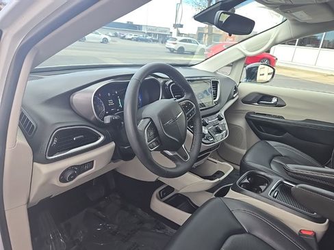 Used 2024 Chrysler Pacifica Touring-L image 11