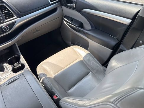 Used 2016 Toyota Highlander XLE FWD image 27