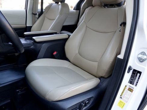 Used 2021 Toyota Sienna XLE w/ XLE Plus Package image 6