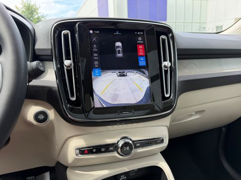 Certified 2023 Volvo XC40 B4 Plus w/ Protection Package Premier FWD image 20