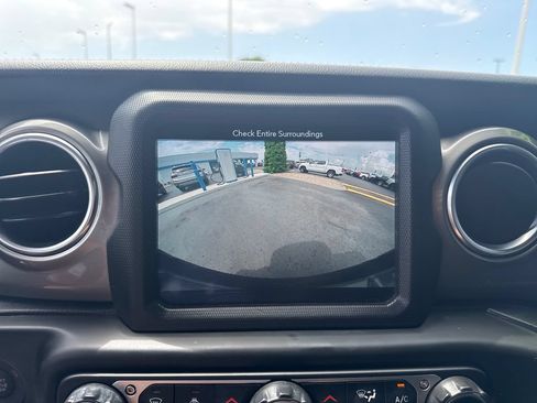 Used 2018 Jeep Wrangler Unlimited Sahara AWD/4WD image 35