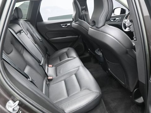 Used 2023 Volvo XC60 B5 Plus image 32