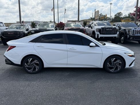 Used 2025 Hyundai Elantra SEL FWD image 12