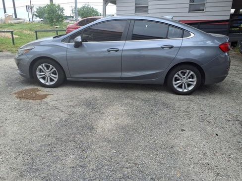 Used 2019 Chevrolet Cruze LT w/ Convenience Package FWD image 4