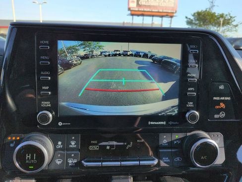 Used 2021 Toyota Highlander XLE AWD/4WD image 20