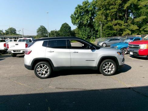 Used 2025 Jeep Compass Limited AWD/4WD image 5