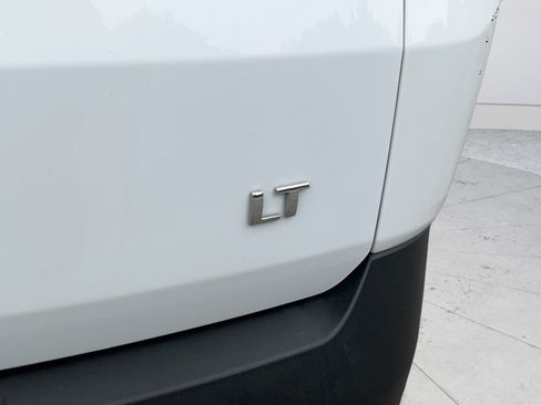 Certified 2022 Chevrolet Traverse LT FWD image 29