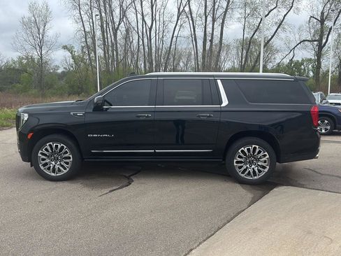 Used 2023 GMC Yukon XL Denali Ultimate AWD/4WD image 2