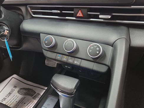 Used 2025 Hyundai Elantra SE FWD image 15