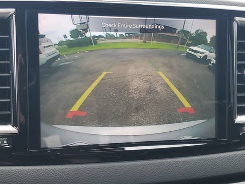 Used 2023 Chrysler Pacifica Touring-L FWD image 17