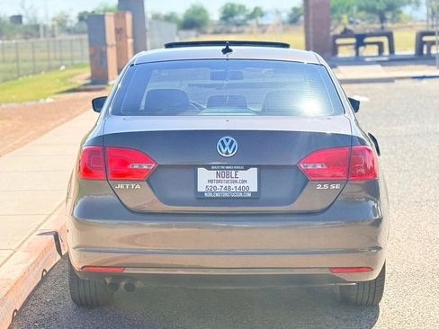 Used 2011 Volkswagen Jetta SE FWD image 4