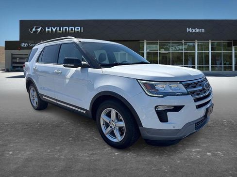 Used 2018 Ford Explorer XLT w/ Equipment Group 202A FWD image 3