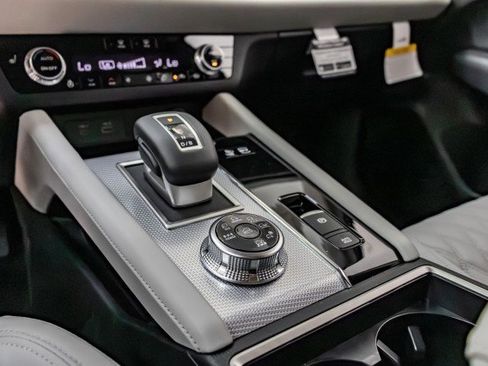 New 2025 Mitsubishi Outlander SE image 33