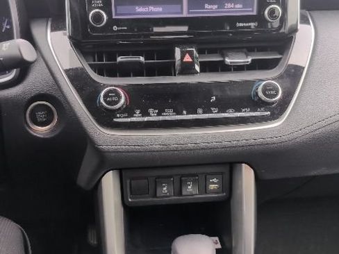 Used 2022 Toyota Corolla Cross XLE w/ Convenience Package FWD image 14