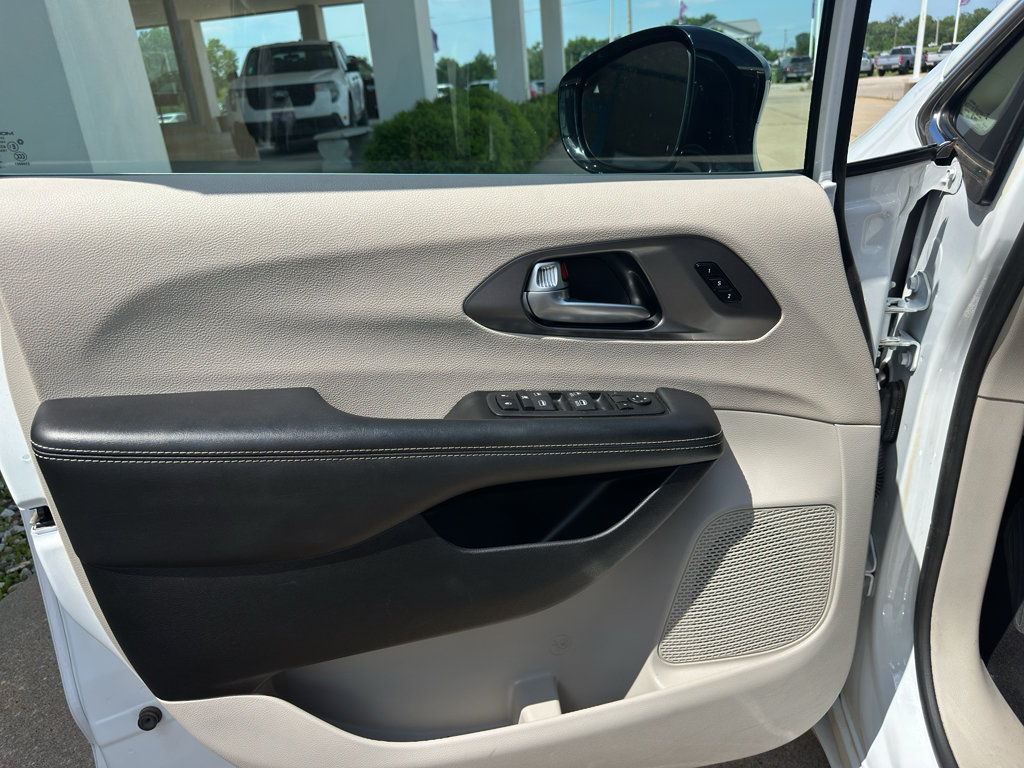 Used 2024 Chrysler Pacifica Touring-L FWD image 10