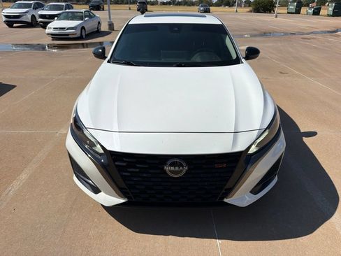 Used 2023 Nissan Altima 2.5 SR w/ SR Premium Package FWD image 2