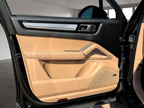 Used 2023 Porsche Cayenne Platinum Edition image 18