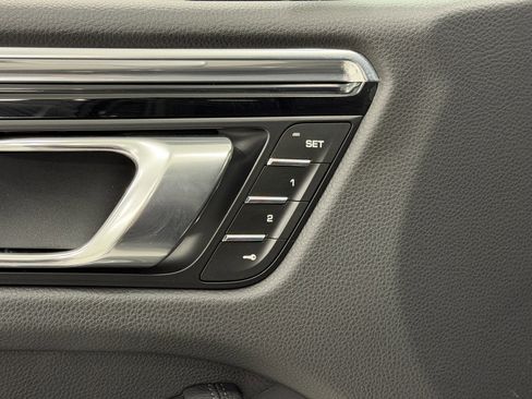 Certified 2025 Porsche Macan AWD/4WD image 29