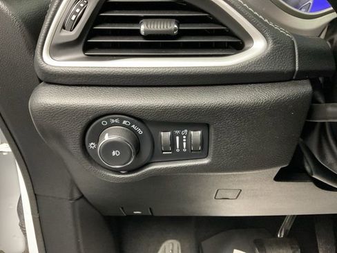 Used 2022 Chrysler Pacifica Touring-L w/ Uconnect Theater Family Group image 13