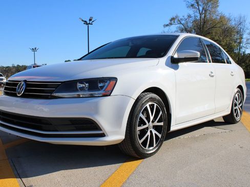 Used 2017 Volkswagen Jetta SE image 3