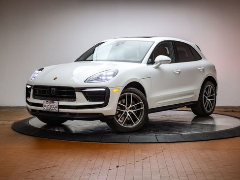 Certified 2025 Porsche Macan image 1