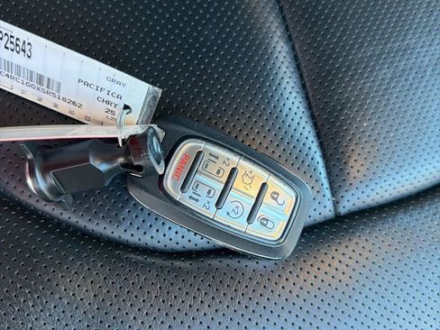 Used 2025 Chrysler Pacifica Limited image 29