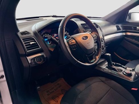 Used 2017 Ford Explorer XLT AWD/4WD image 10