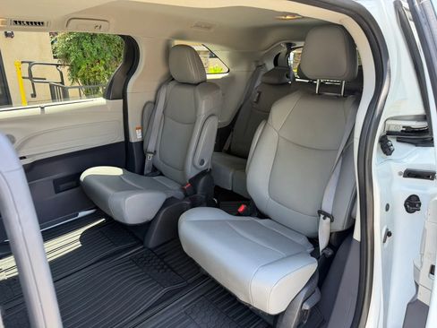 Used 2023 Toyota Sienna XLE FWD image 15