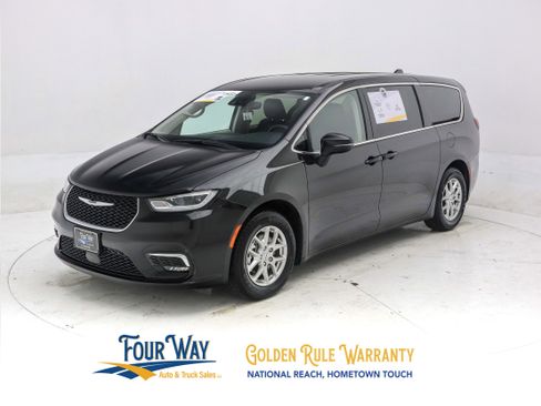 Used 2023 Chrysler Pacifica Touring-L FWD image 8