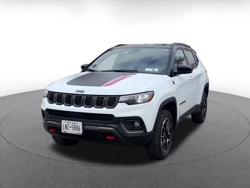 Used 2025 Jeep Compass Trailhawk image 7